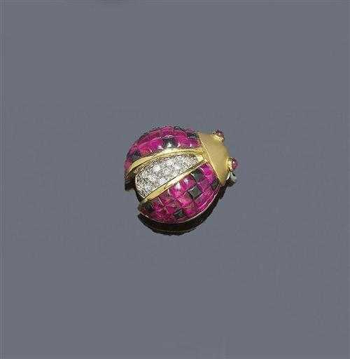 Appraisal: RUBY ONYX AND BRILLIANT-CUT DIAMOND CLIP Yellow gold Attractive small