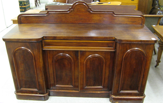 Appraisal: VICTORIAN MAHOGANY SIDEBOARD English th century centering a recessed -door