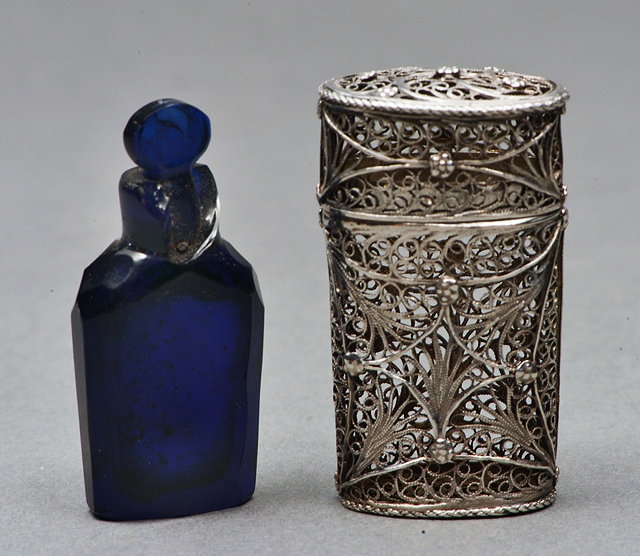 Appraisal: A GEORGE III SCENT BOTTLE with a silver filigree oval