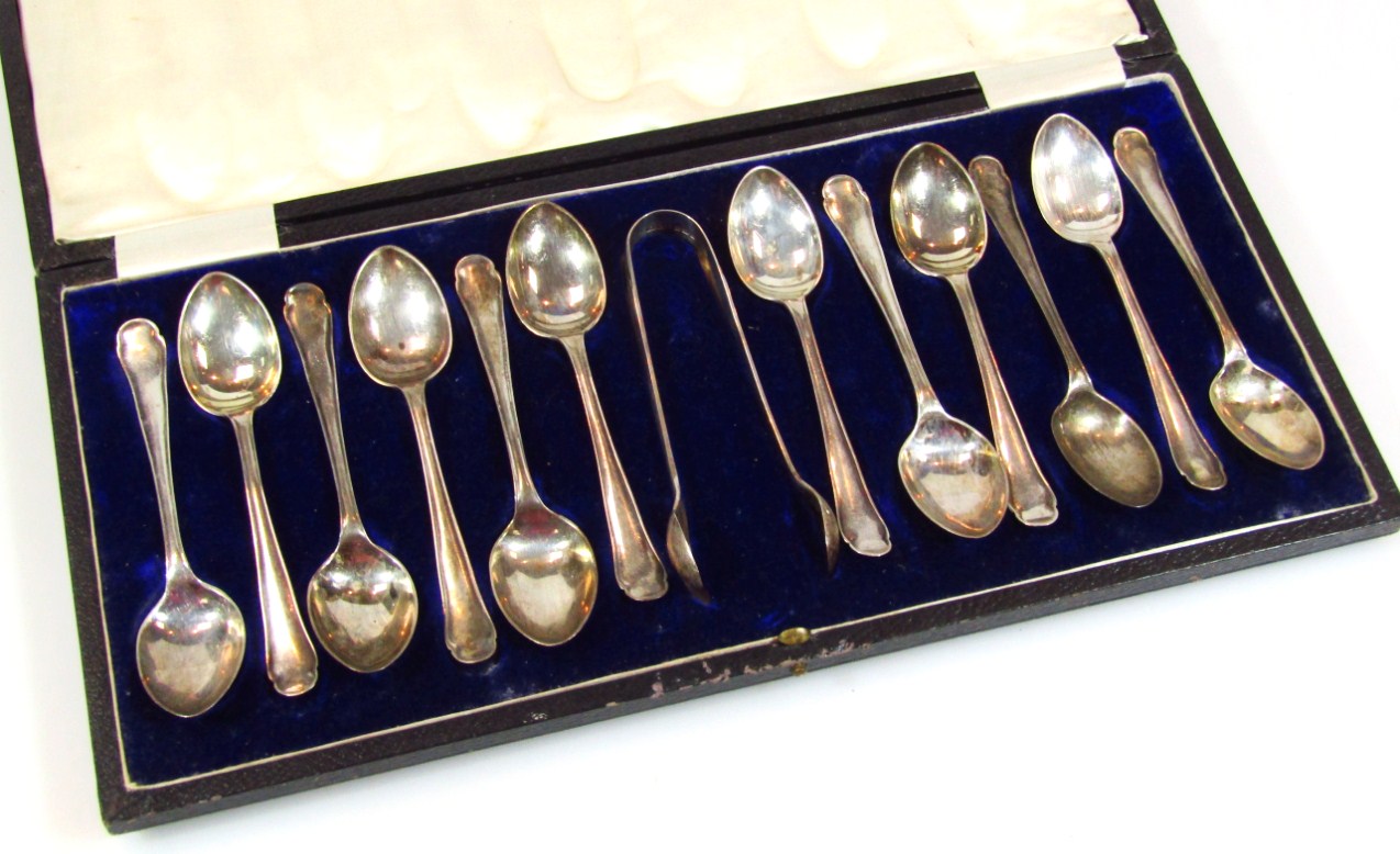 Appraisal: A set of Edwardian silver teaspoons and sugar bows with