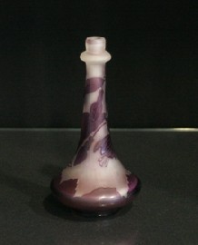 Appraisal: A cameo glass scent bottle overlaid with purple fuchia flower