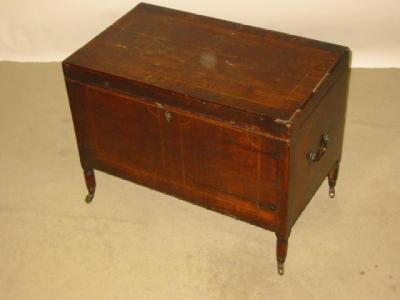 Appraisal: A GEORGE III MAHOGANY CELLARETTE of oblong form with stringing