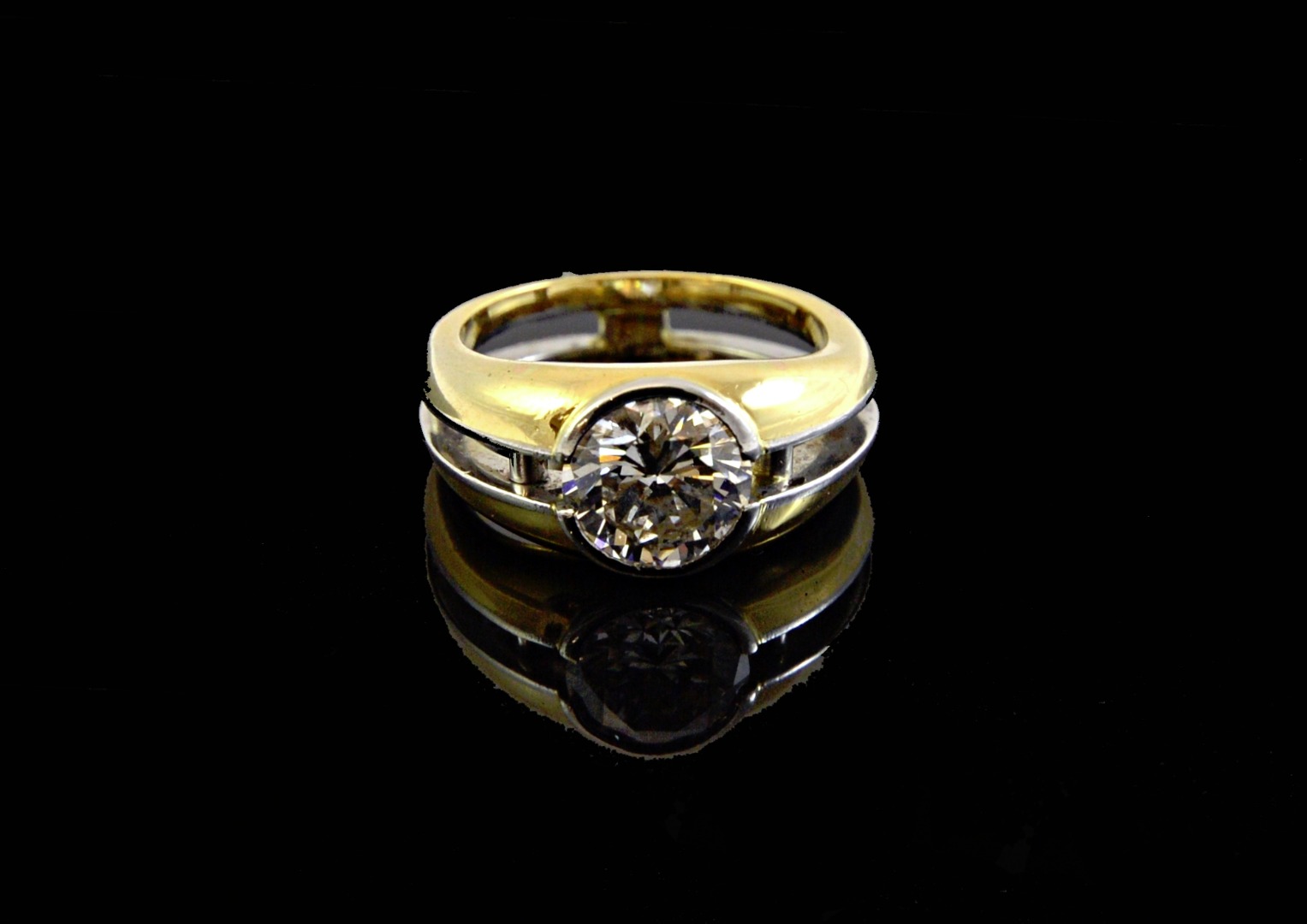 Appraisal: A two colour gold and diamond set single stone ring