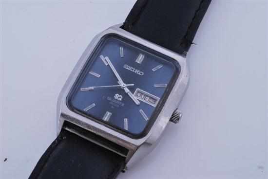 Appraisal: A VINTAGE SEIKO QUARTZ WRISTWATCH WITH BATON NUMERALS AND DAY