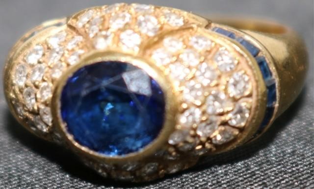 Appraisal: KT YELLOW GOLD RING WITH OVAL SAPPHIRESURROUNDED BY PAVE SET