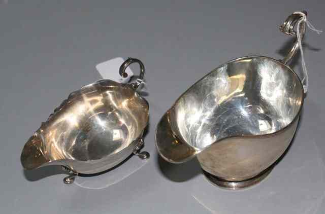 Appraisal: A SILVER SAUCE BOAT with a reeded rim oval stepped