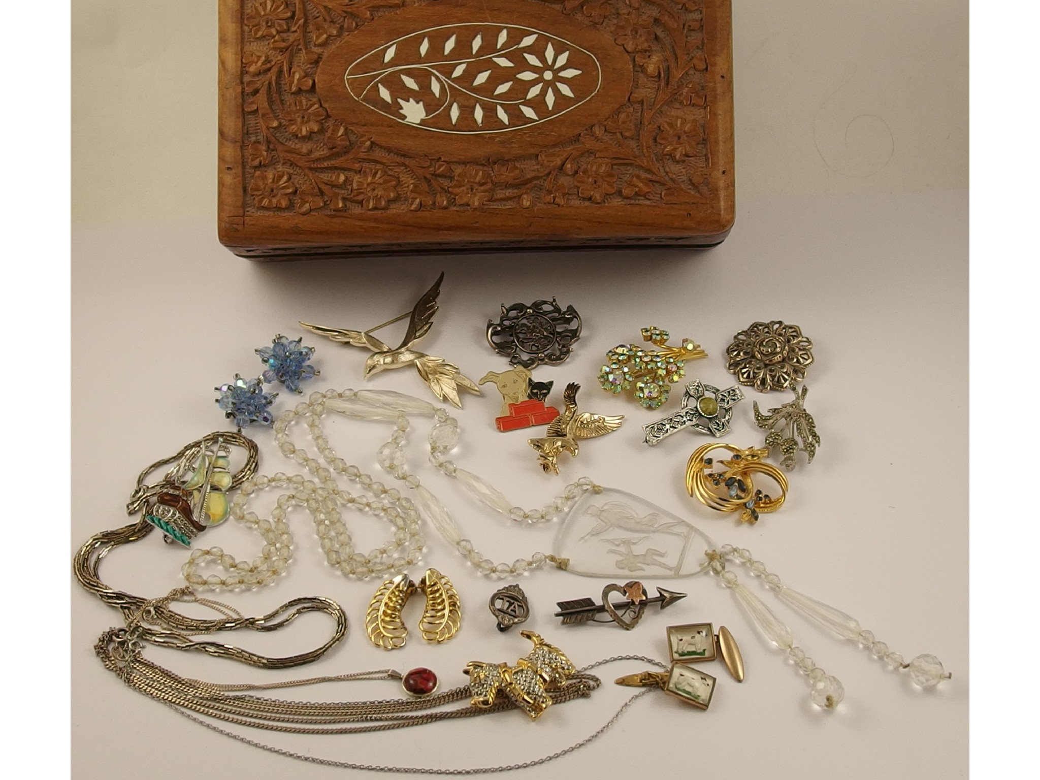 Appraisal: A collection of silver and costume jewellery to include a