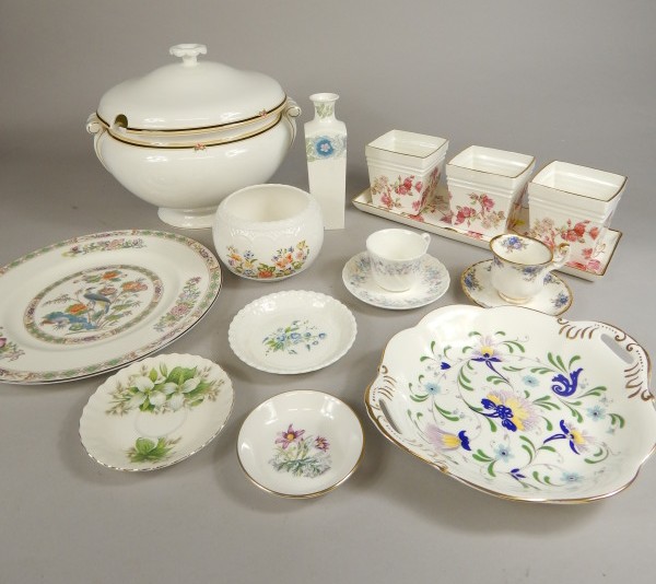 Appraisal: A quantity of decorative ceramics to include a set of