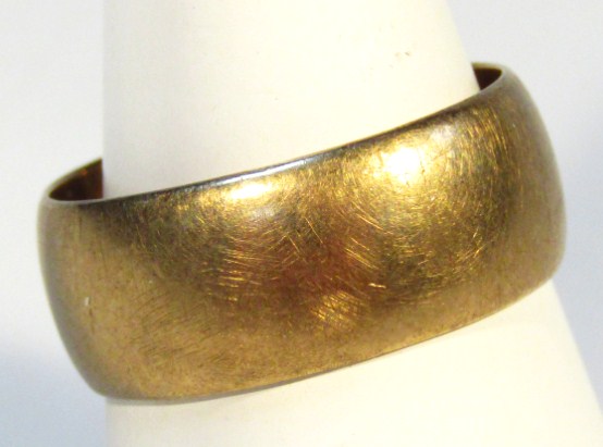 Appraisal: A plain band yellow metal marked size T g