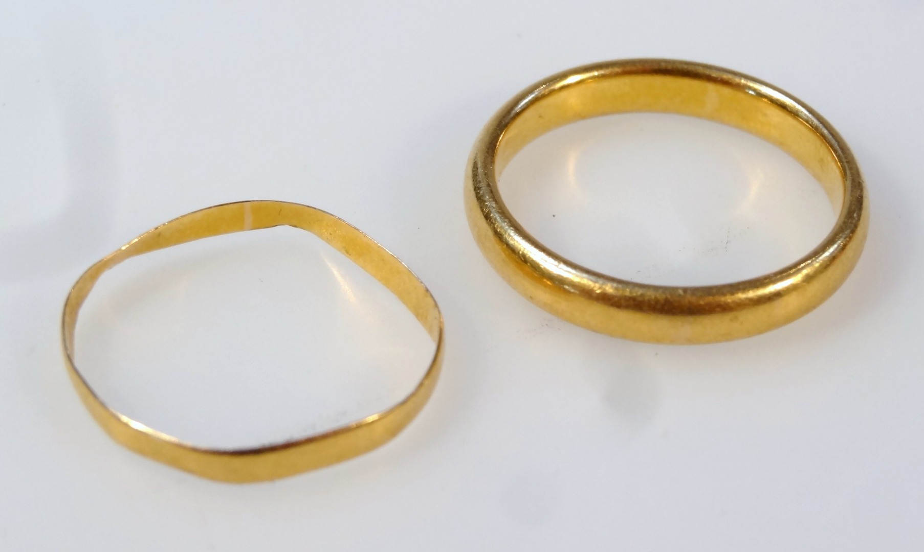 Appraisal: A ct gold circular wedding band size N and another