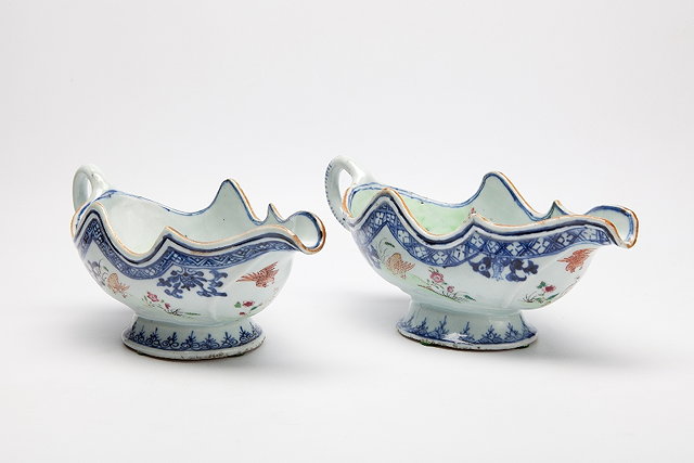 Appraisal: A PAIR OF CHINESE BLUE AND WHITE PORCELAIN SAUCE BOATS