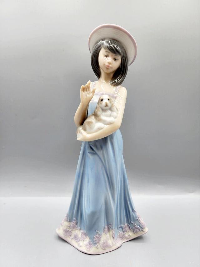 Appraisal: Lladro Elizabeth in its Original Box Measures about x x