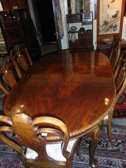 Appraisal: A MAPLES S QUEEN ANNE STYLE WALNUT DINING TABLE with