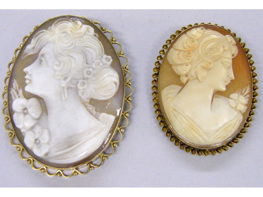 Appraisal: Oval carved cameo brooch in a ct mount depicting a