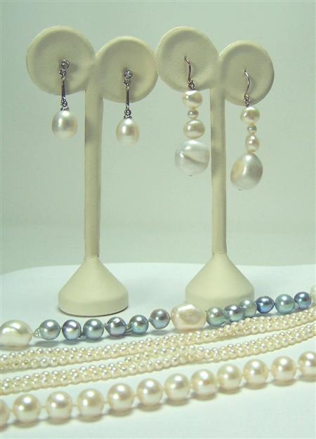 Appraisal: A grey and white freshwater cultured pearl set suite comprising