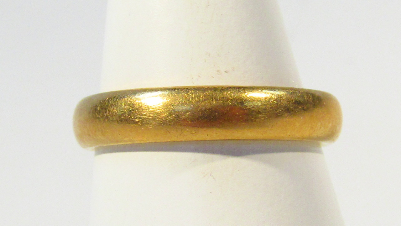 Appraisal: A ct gold wedding band of plain outline size M