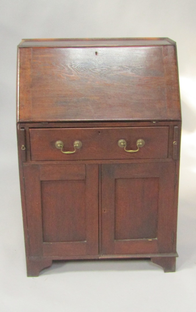 Appraisal: An oak bureau the fall flap opening to reveal a