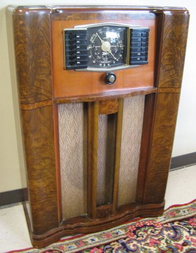 Appraisal: ZENITH CONSOLE RADIO model -S- c having a finished wood