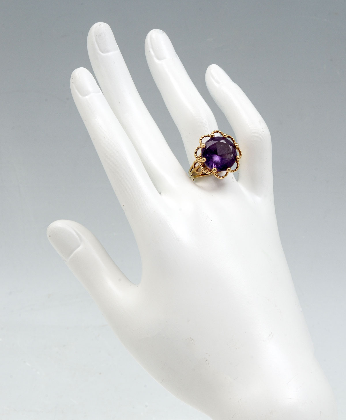 Appraisal: K SYNTHETIC SAPPHIRE RING K yellow gold ring contains one