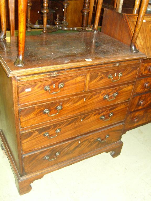 Appraisal: A Georgian mahogany bachelors chest fitted with long and short