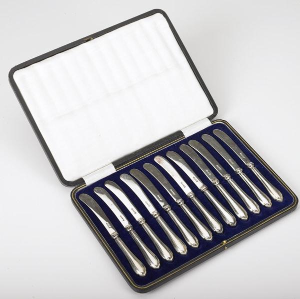 Appraisal: SILVERPLATED BUTTER KNIVES Set of in original box