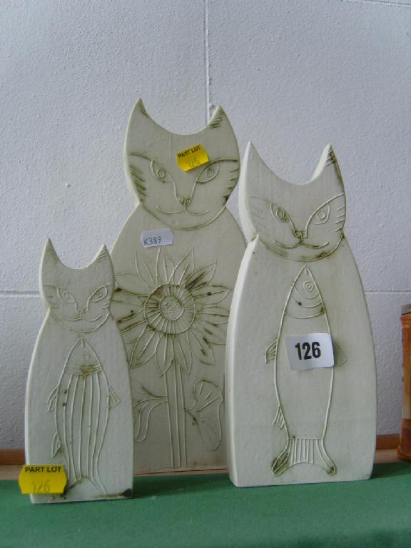 Appraisal: A graduated set of three Carn studio pottery cats of