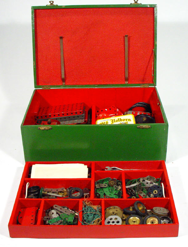 Appraisal: Quantity of red and green Meccano in a fitted case