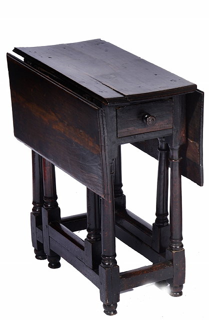 Appraisal: A LATE TH EARLY TH CENTURY SMALL OAK GATELEG TABLE