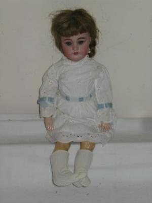 Appraisal: A Heinrich Handwerck bisque head girl doll with blue glass