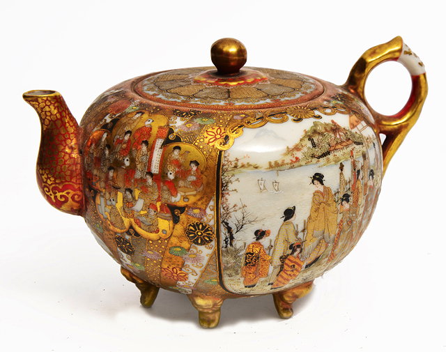 Appraisal: AN ANTIQUE JAPANESE SATSUMA WARE PORCELAIN TEAPOT with fine detailed