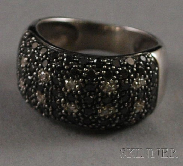 Appraisal: kt White Gold Diamond and Black Diamond Ring size