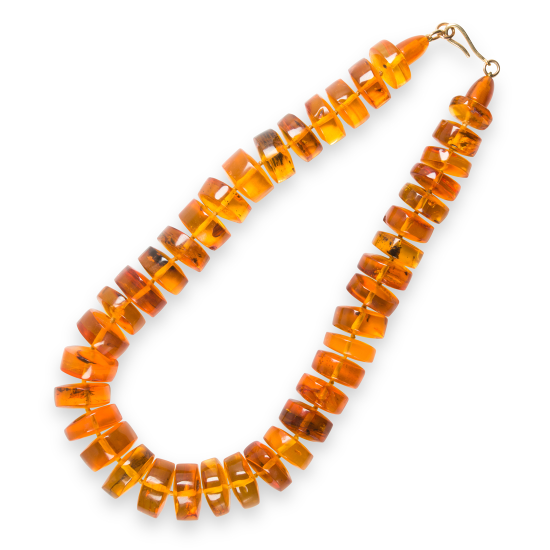 Appraisal: AN AMBER AND FOURTEEN GOLD NECKLACE An amber and fourteen