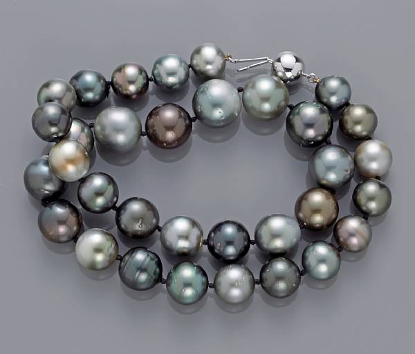 Appraisal: A Tahitian cultured pearl multi-color single strand necklace pearls measuring