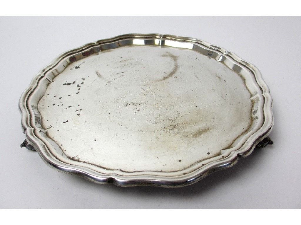 Appraisal: A silver salver of circular form with scalloped edge on