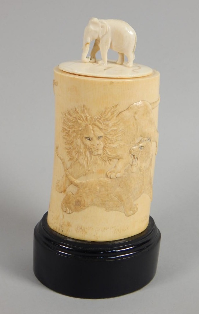 Appraisal: An early thC Japanese box and cover the lid carved