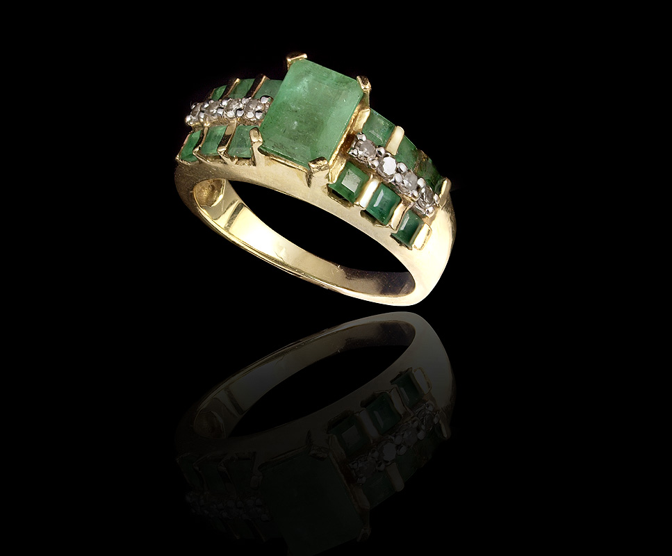 Appraisal: K EMERALD DIAMOND RING K yellow gold ring contains one