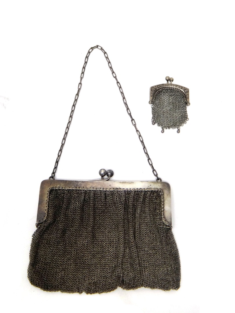 Appraisal: A lady's silver chain mesh evening bag with a snap