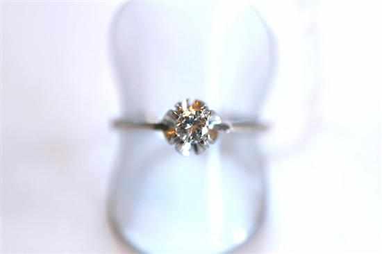 Appraisal: A SOLITAIRE DIAMOND RING APPROXIMATELY CTS IN CT WHITE GOLD