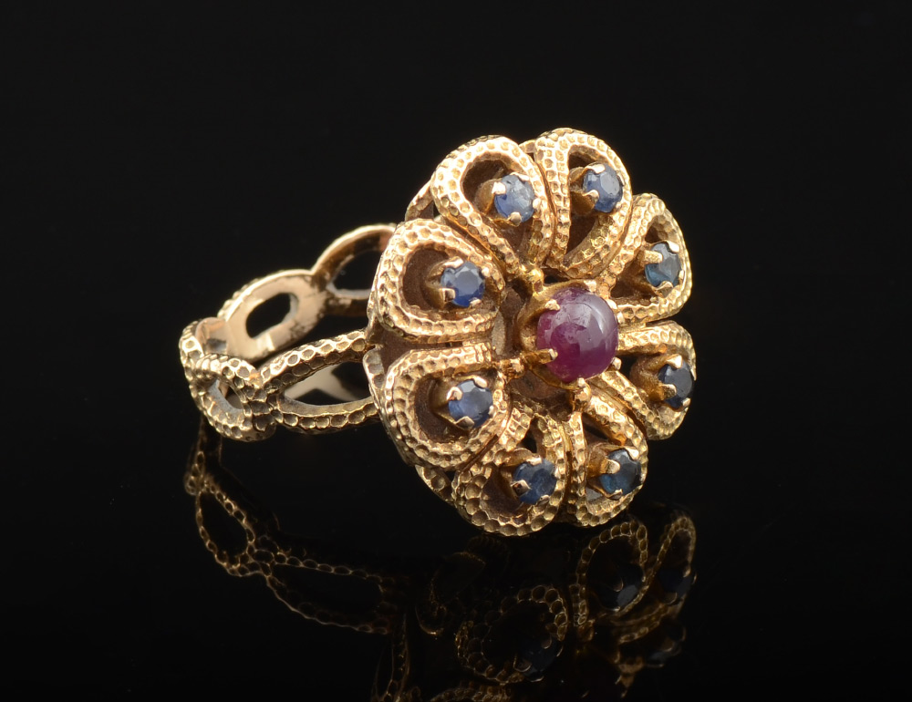 Appraisal: K GOLD RUBY SAPPHIRE RING K yellow gold flower form