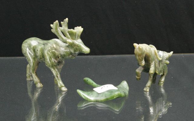 Appraisal: Sixteen spinach jade carvings of animals