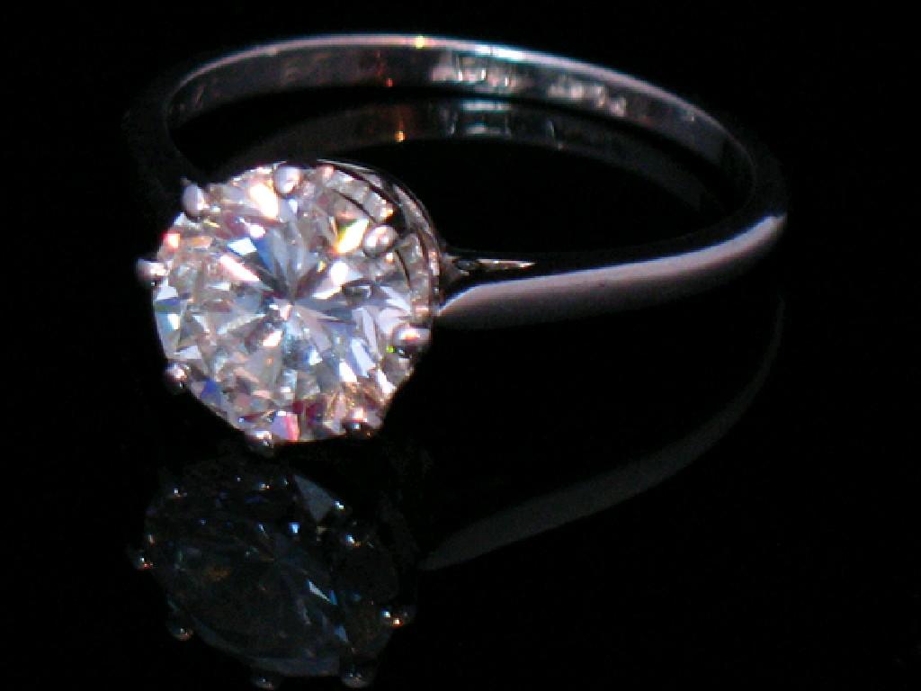 Appraisal: A DIAMOND SOLITAIRE RING the round brilliant-cut diamond c cts