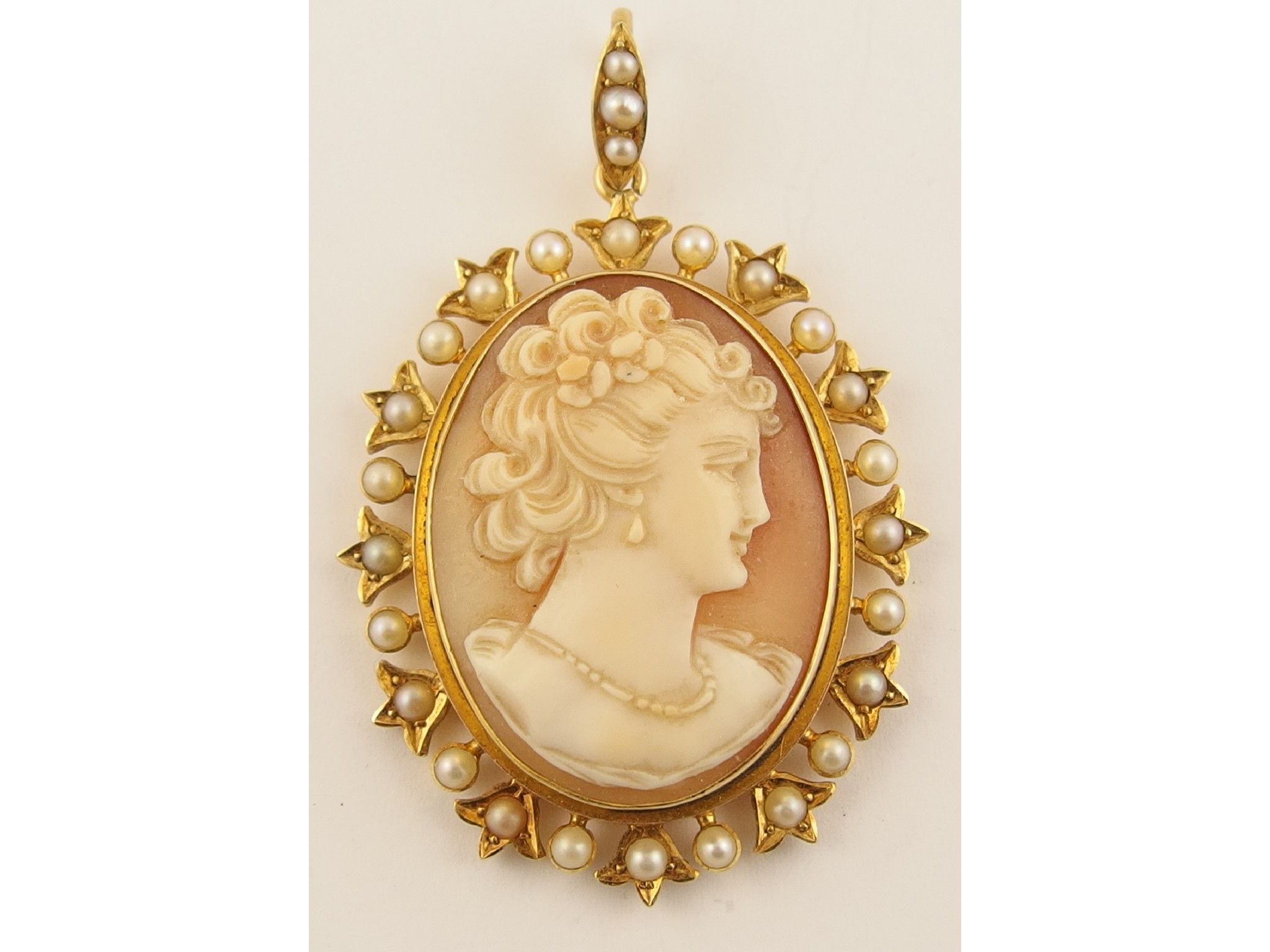 Appraisal: A ct pearl set cameo pendant with locket back