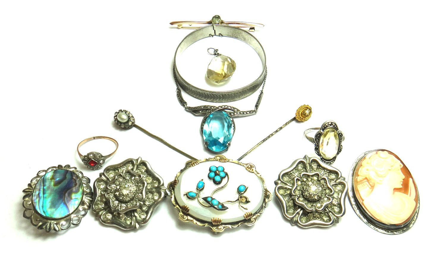 Appraisal: A Victorian turquoise and chalcedony set oval brooch with a