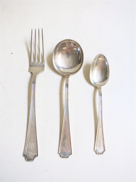 Appraisal: DURGIN STERLING SILVER FLATWARE SET fifteen pieces in the Fairfax