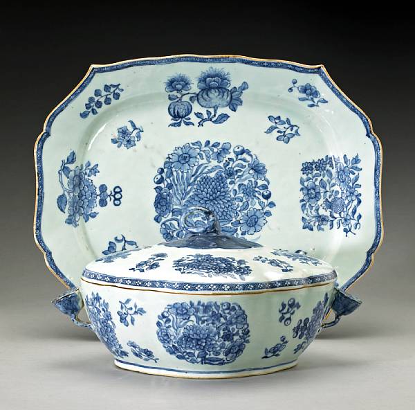 Appraisal: A blue and white export porcelain covered soup tureen and