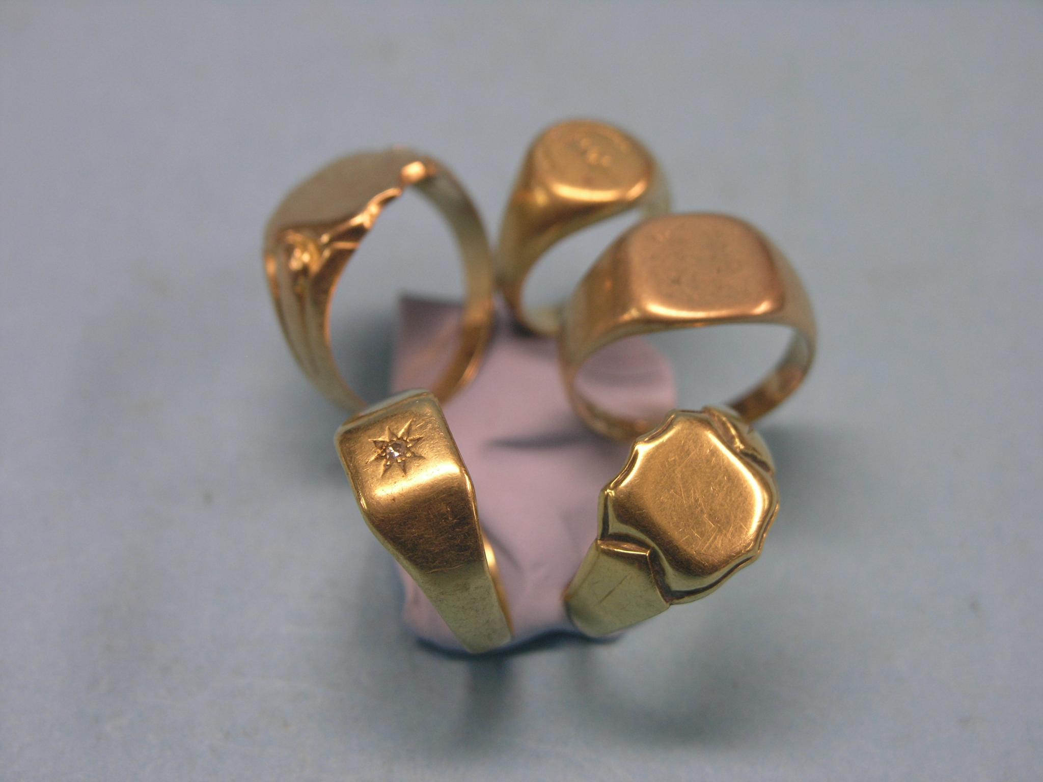 Appraisal: Five ct gold signet rings grams total