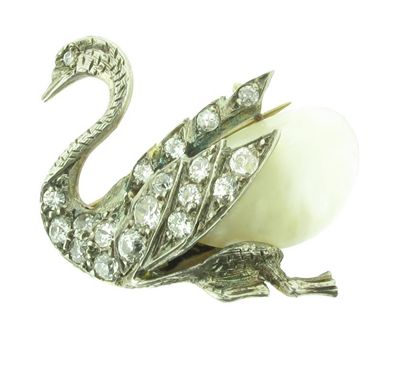 Appraisal: A Victorian diamond and pearl swan brooch Set overall with