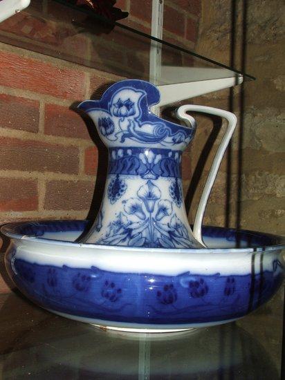 Appraisal: A VICTORIAN FLOW BLUE AND WHITE TOILET JUG AND BASIN