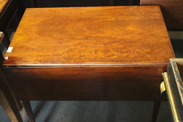 Appraisal: A TH CENTURY MAHOGANY PEMBROKE TABLE with thumb moulded top