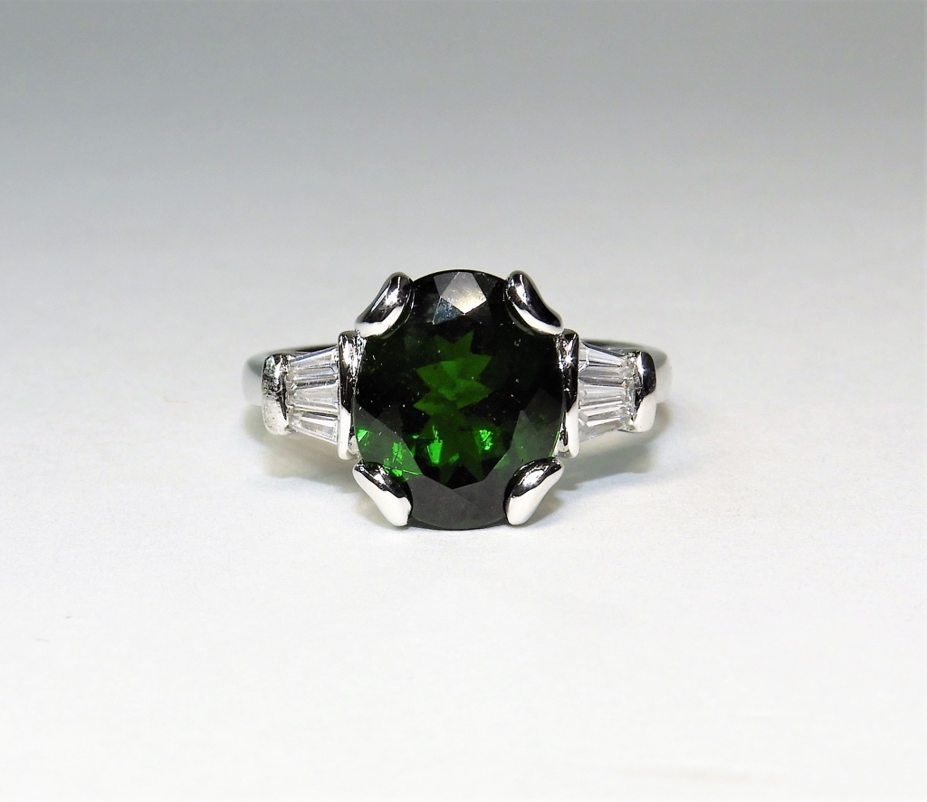 Appraisal: K YELLOW GOLD OVAL EMERALD SPINEL LADY'S RING China th